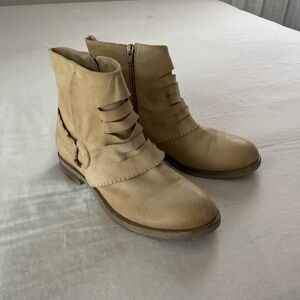 VGUC Low Boots from Sundance